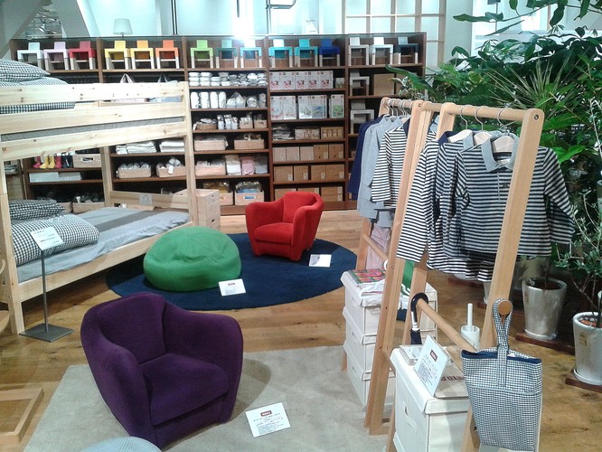 Innym typowo japońskim sklepem jest MUJI– marka, której najbliższym europejskim odpowiednikiem jest IKEA. Sklep oferuje elementy wyposażenia wnętrz, odzież i akcesoria domowe. Okazało się jednak, że nie jest to aż tak wielka egzotyka. Sklep MUJI znajduje się bowiem choćby w warszawskim centrum handlowym Arkadia. Na zdjęciu wnętrze sklepu w Tokio.