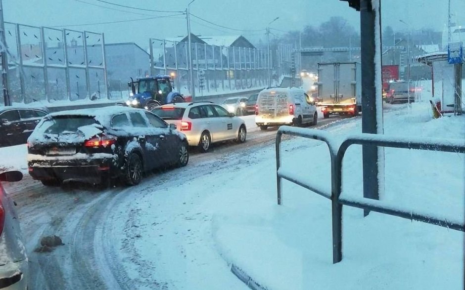 Trudne warunki na drogach. Największy problem mają kierowcy ciężarówek