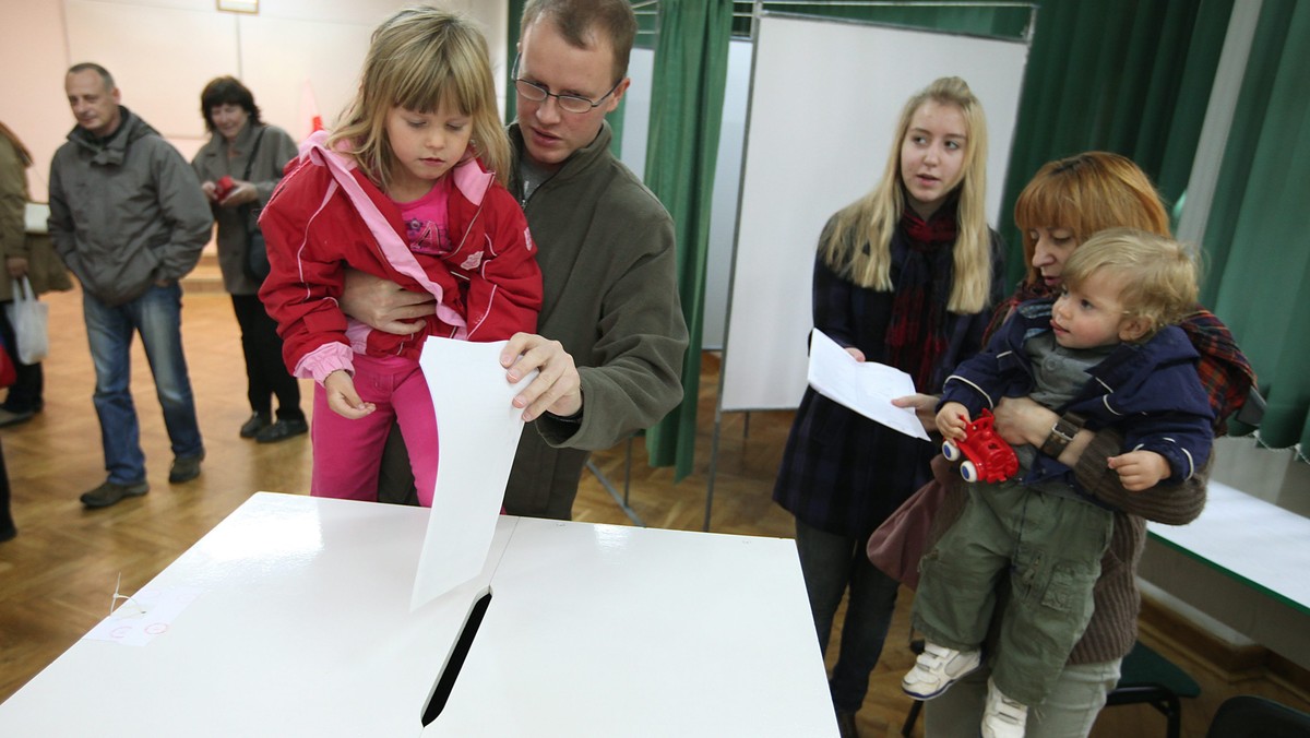 Według nieoficjalnych informacji okręgowej komisji wyborczej w Bielsku-Białej, w okręgu wyborczym 78 obejmującym powiaty bielski grodzki i ziemski, a także pszczyński senatorem został Rafał Muchacki - lekarz z Bielska-Białej, członek PO.