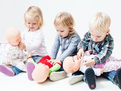 Nie tylko roboty i gry logiczne! Oto, dlaczego dziecko powinno bawić się lalkami