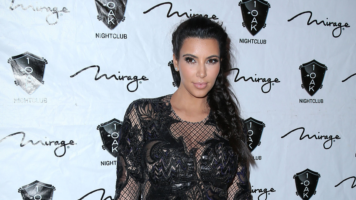 Ciężarna Kim Kardashian, wciąż jeszcze żona koszykarza Krisa Humphriesa, obecnie partnerka Kanye Westa, w samolocie z Paryża do Los Angeles, źle się poczuła i zaraz po wylądowaniu pojechała do szpitala.