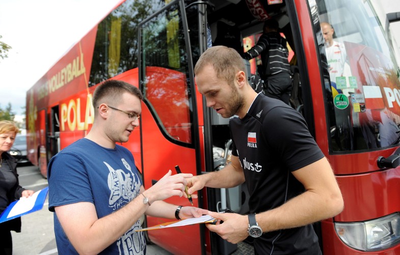 Paweł Zatorski rozdaje autografy fanom przed siedzibą PZS po przyjeździe 'złotej polskiej' reprezentacji mistrzostw świata siatkarzy z Katowic do stolicy