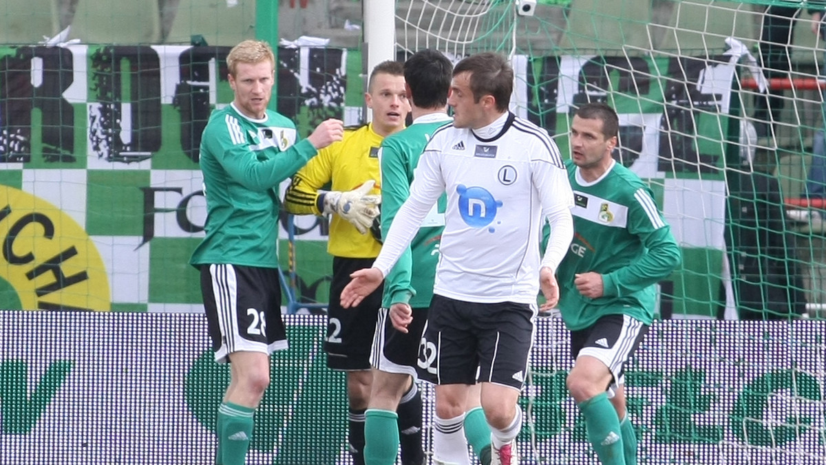 W niedzielnym spotkaniu 19. kolejki piłkarskiej Ekstraklasy gracze PGE GKS Bełchatów pokonali na własnym stadionie Legię Warszawa 2:0 (1:0). Bohaterem meczu był Marcin Żewłakow, który zdobył trzeciego w tym sezonie gola przeciwko podopiecznym Macieja Skorży.