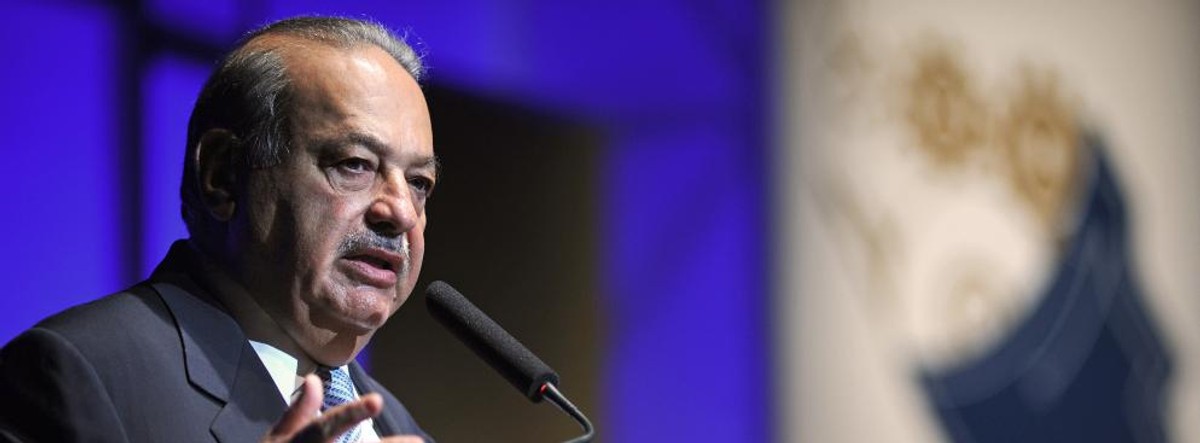 Meksykański miliarder Carlos Slim, dyrektor Carlos Slim Foundation, przemawia podczas prezentacji, Tijuana, Meksyk