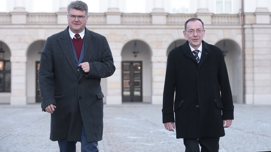 Mariusz Kamiński (P) oraz jego były zastępca Maciej Wąsik (L) podczas konferencji prasowej przed Pałacem Prezydenckim