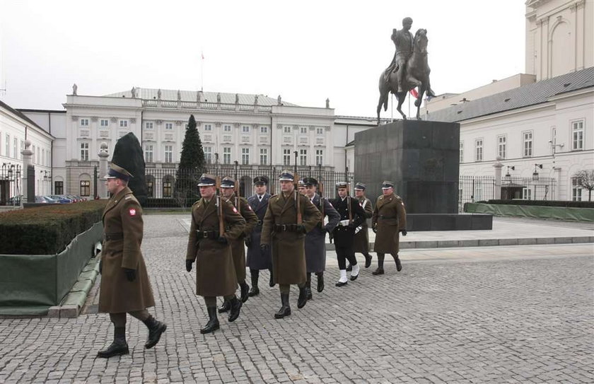 Zachcianka prezydenta? Żołnierze mają chodzić pod pomnikiem, a nie...