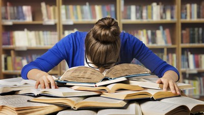 Student studia książki biblioteka praca