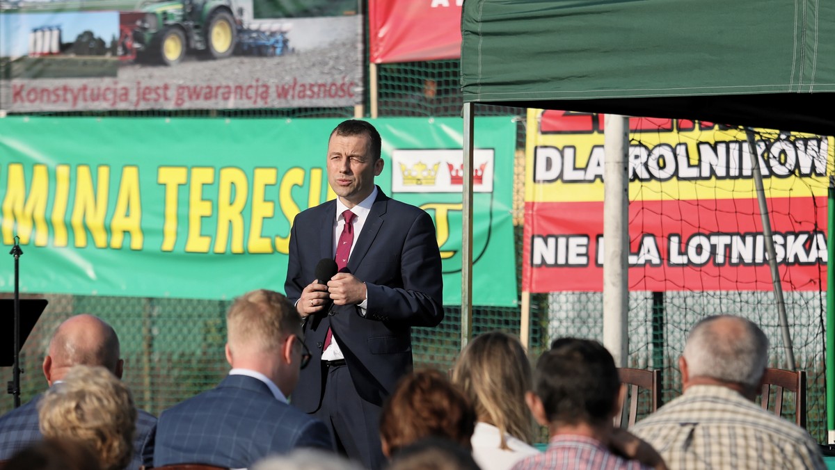 Spis miejsc do osiedlenia dla mieszkańców, którzy zostaną wysiedleni z terenów pod budowę CPK, będzie określony w rozporządzeniu ministra rolnictwa - poinformował wczoraj w Szymanowie pełnomocnik rządu ds. budowy CPK Mikołaj Wild.