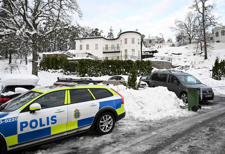 Policja zabezpieczająca teren w domu, w którym szwedzka służba bezpieczeństwa aresztowała dwie osoby podejrzane o szpiegostwo, okolice Sztokholmu, 22 listopada 2022 r.