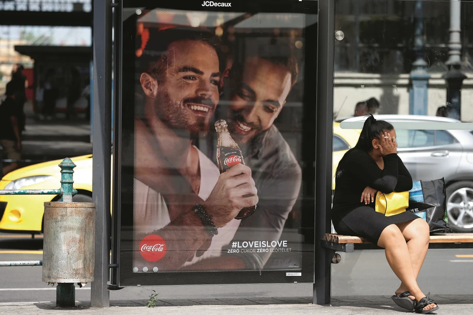 Na przełomie lipca i sierpnia Coca-Cola rozpoczęła na Węgrzech kampanię, która wywołała oburzenie środowisk prawicowych, w tym rządzącego Fideszu. Koncern został ukarany grzywną. Grożono też bojkotem, ale tego typu apele zawsze kończą się na deklaracjach