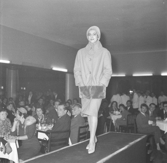 Pokaz mody w Grand Hotelu w Sopocie, rok 1959. Źródło: NAC - Narodowe Archiwum Cyfrowe www.nac.gov.pl/ 