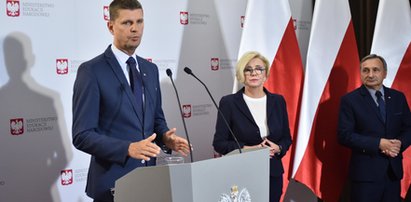 Uczniowie wracają do szkół! I to bez maseczek!