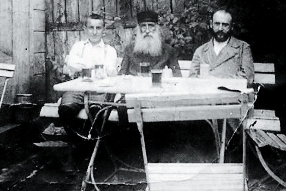 Oskar Kon (z prawej) miał być rabinem, został potężnym fabrykantem. Na zdjęciu z 1915 roku z ojcem Lewim i bratem, którego imienia nie znamy 