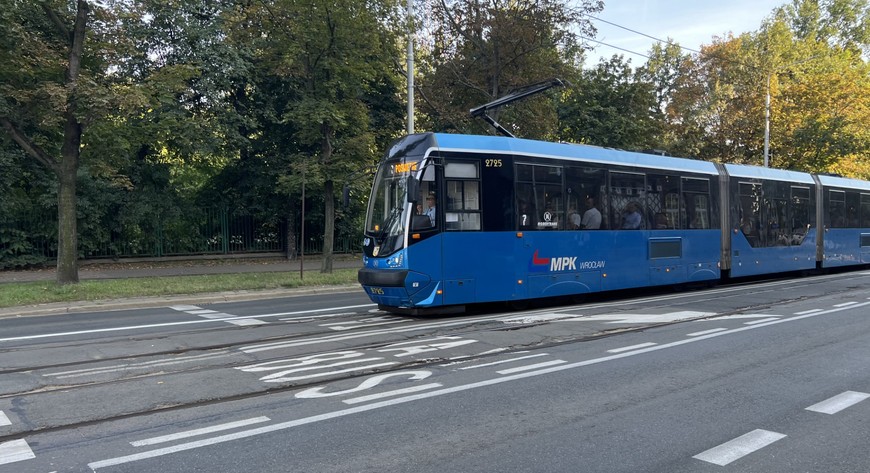 Tramwaje jeżdżą dziś po ul Trzebnickiej wysłużonym torowiskiem Ma to się zmienić