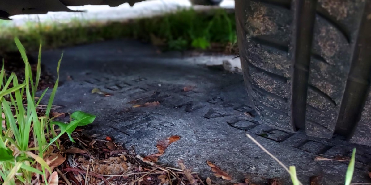 Makabra przed cmentarzem w Łodzi. Parkują na płytach z grobu.