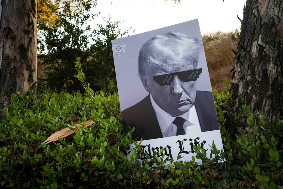 Plakat sa likom Donalda Trampa tokom druge republikanse epredsedničke debate 27. septembra