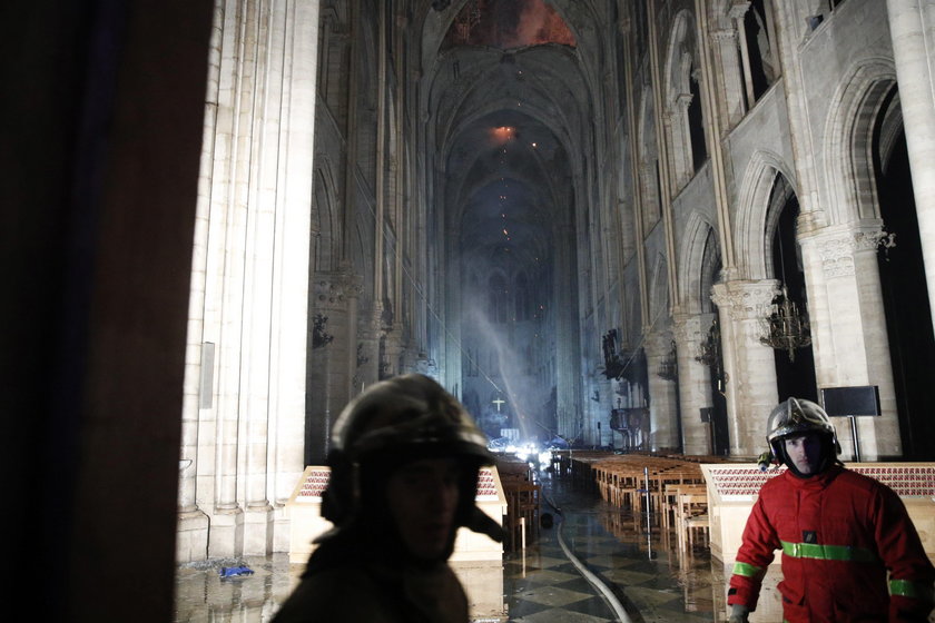Wnętrze spalonej katedry Notre Dame