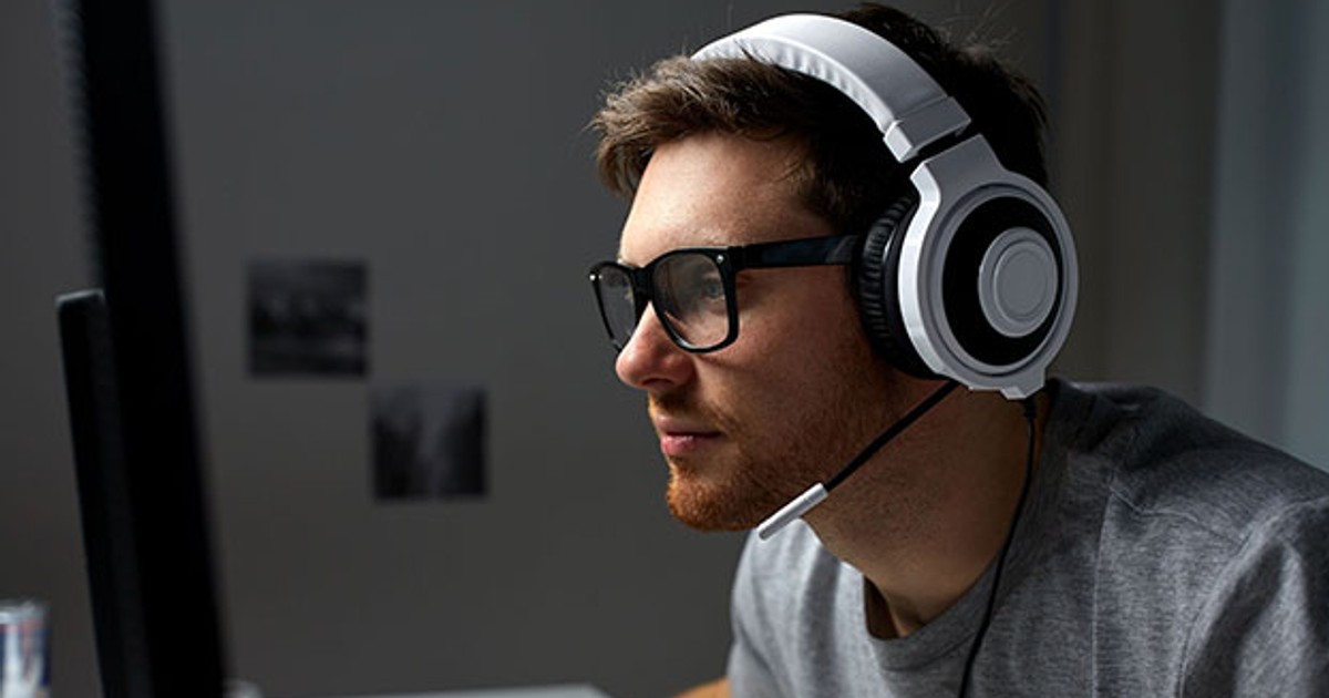 Школьник в наушниках. Человек играющий за компьютером. I play computer games every day. Компьютерные игры для детей. Играть в компьютер.