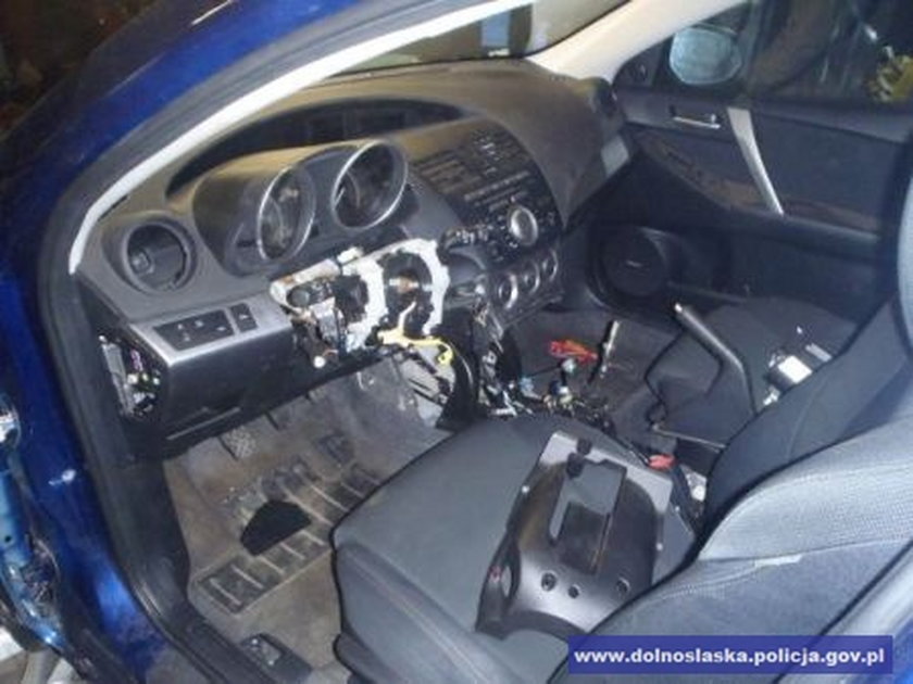 Wnętrze samochodu rozmontowane przez złodzieja