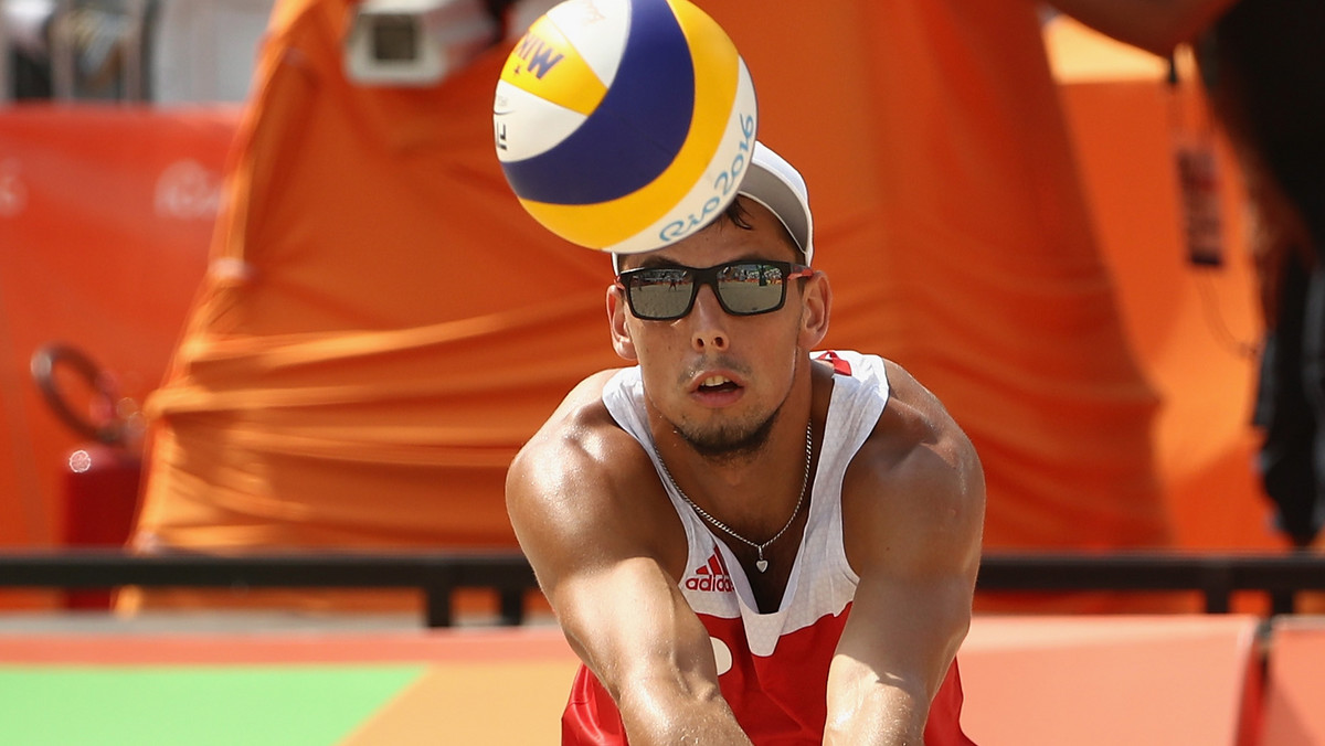 W Rio de Janeiro po raz pierwszy pada odkąd zaczęły się igrzyska olimpijskie. Mokry, ciężki pasek nie sprzyjał naszym zawodnikom w meczu siatkówki plażowej. Piotr Kantor i Bartosz Łosiak nie sprostali holenderskiemu duetowi Alexander Brouwer – Robert Meeuwsen. Polacy przegrali 0:2 (19:21, 19:21), ale awansowali do kolejnej rundy.