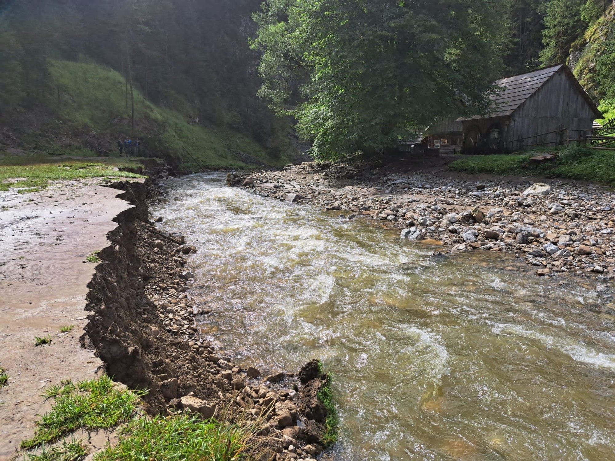 Silné dažde spôsobili zrútenie lávky vedúcej k mlynom v Kvačianskej doline.