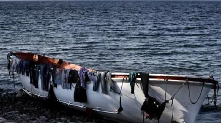 Közel száz menekült holttestét sodort partra a víz