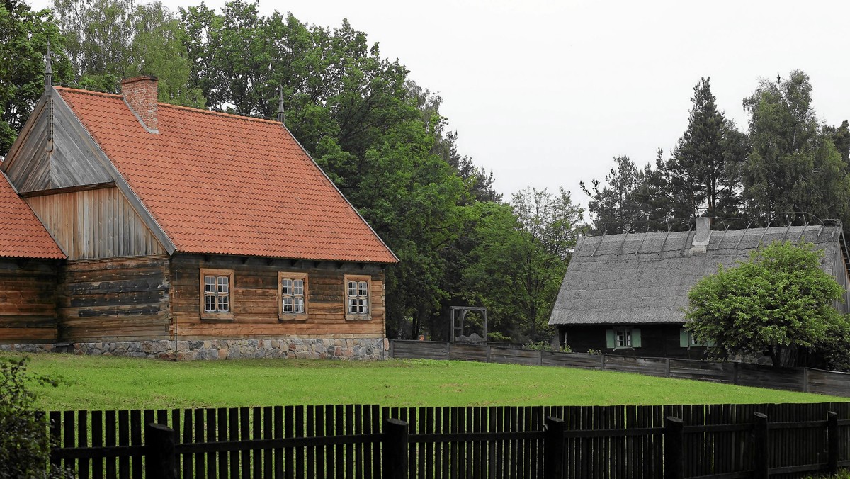 Blisko 400 dziadków do rozłupywania orzechów można oglądać od dziś na wystawie w skansenie w Olsztynku (woj. warmińsko-mazurskie). To największa taka kolekcja w Polsce, a najstarsze z prezentowanych narzędzi mają ponad sto lat.