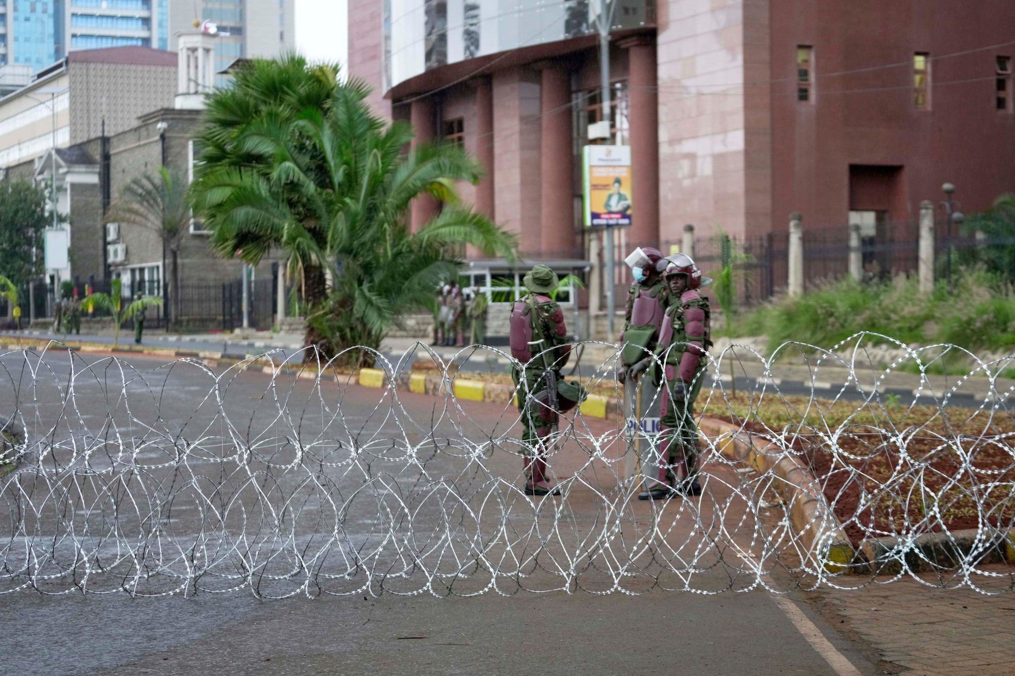 Policajti zatarasli cestu k budove parlamentu v kenskej metropole Nairobi.