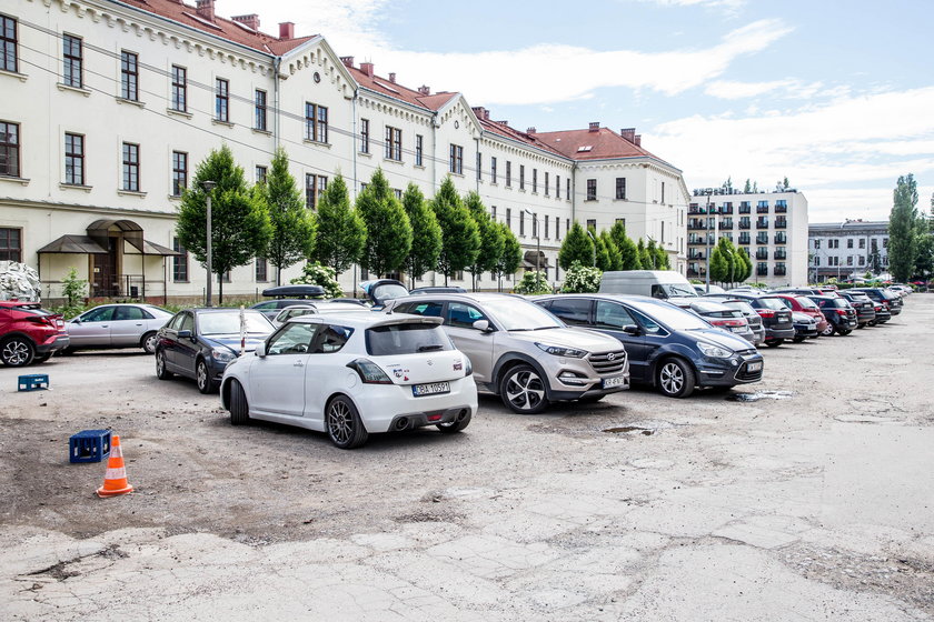 Parking na ul. Karmelickiej w Krakowie