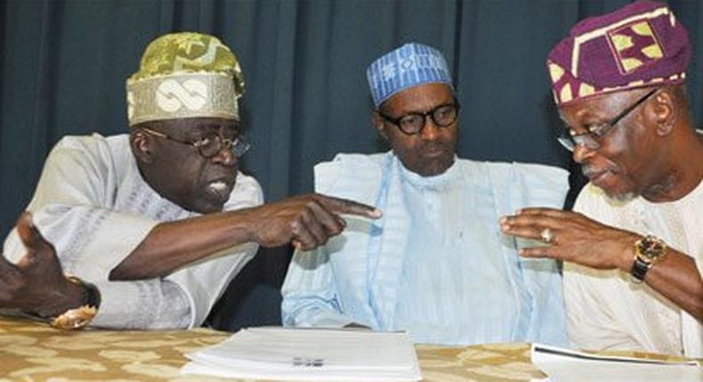 Buhari flanked Bola Tinubu (left) and the APC National Chairman, John Oyegun.