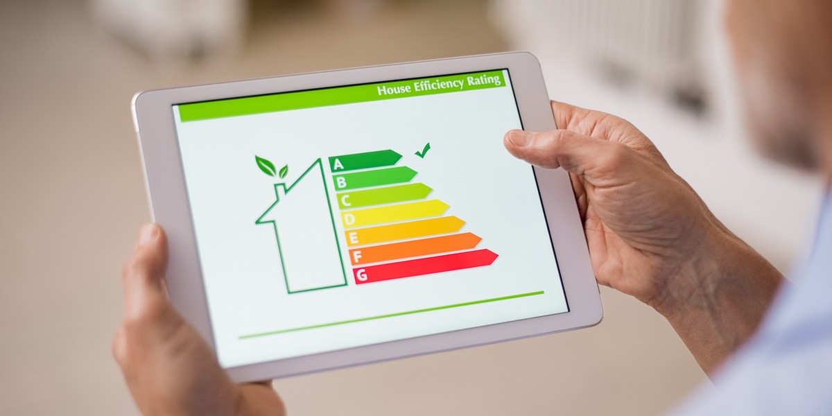 Klasa energetyczna to po prostu klasa efektywności energetycznej. Producent oblicza ten parametr w kilowatogodzinach na podstawie porównania średniego rocznego zużycia prądu (oraz wody) dwóch urządzeń takiego samego typu (np. odkurzacz) o podobnym standardzie.