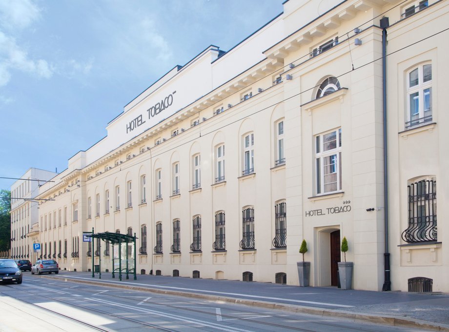 Hotel Tobaco to butikowy obiekt w centrum Łodzi. Hotel powstał w dawnej fabryce wełny, która po wojnie stała się siedzibą Wytwórni Papierosów. Tobaco to połączenie surowości industrialnej architektury z energetyzującymi, designerskimi wnętrzami oraz nowoczesnymi rozwiązaniami architektonicznymi. Zabytkowy charakter czyni go obowiązkowym punktem na turystycznej mapie Łodzi.