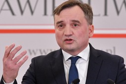 Warszawa, 23.12.2021. Minister sprawiedliwości, prokurator generalny Zbigniew Ziobro podczas konferencji prasowej w siedzibie resortu w Warszawie, 23 bm. Tematem spotkania był wniosek do Trybunału Konstytucyjnego w sprawie tzw. mechanizmu warunkowości. (mr) PAP/Radek Pietruszka