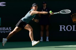 iga świątek straci na pozycję wiceliderki rankingu wta. odpadła w ćwierćfinale indian wells