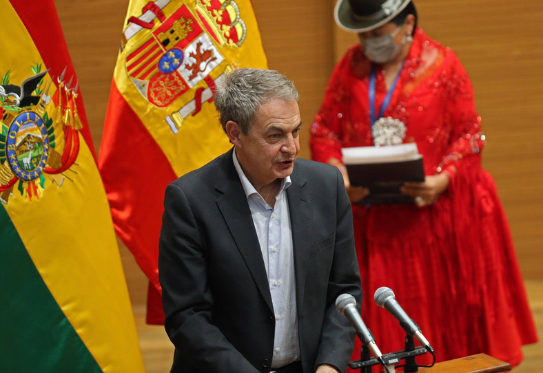 Były premier Jose Luis Rodriguez Zapatero przemawia do mediów, 2023 r.