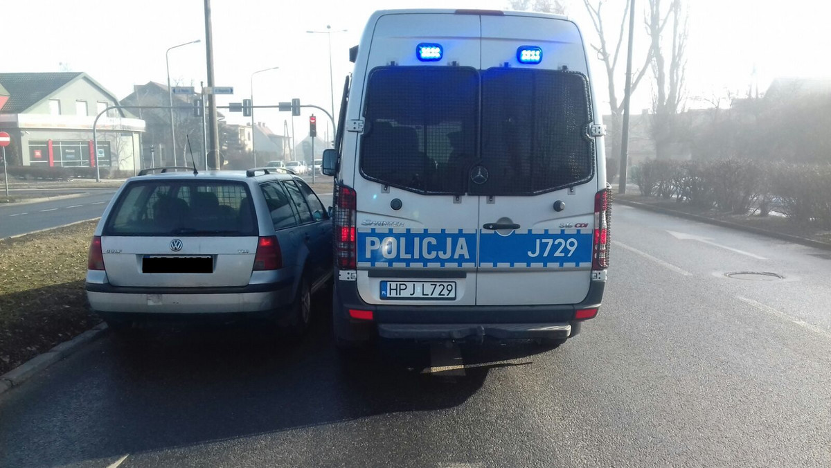 Policjanci z opolskiego Oddziału Prewencji zauważyli na patrolu volkswagena, który poruszał się po dwóch pasach ruchu. Okazało się, że kierowca miał 3 promile alkoholu we krwi. Mężczyzna został zatrzymany.