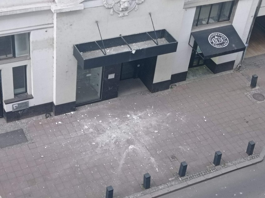 Fasada se sručila na trotoar
