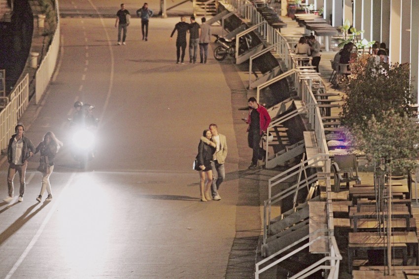 Nežnost i poljubac ljubavi, pravo u čelo