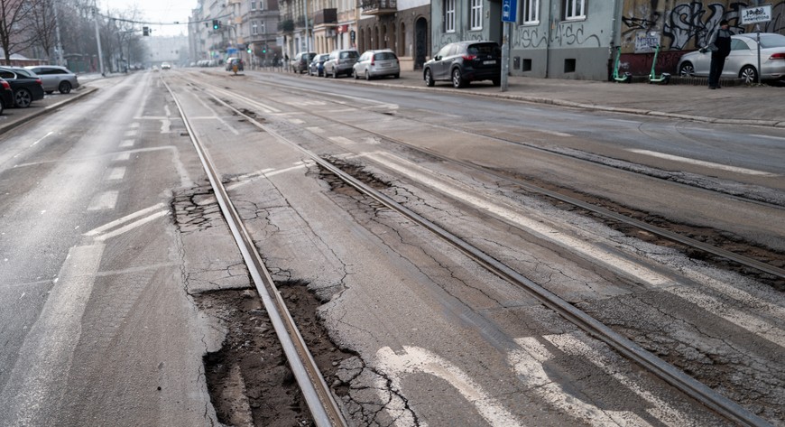 Torowisko na ulicy Trzebnickiej jest w opłakanym stanie. czas na kompleksowy remont, który rozpocznie się w czerwcu