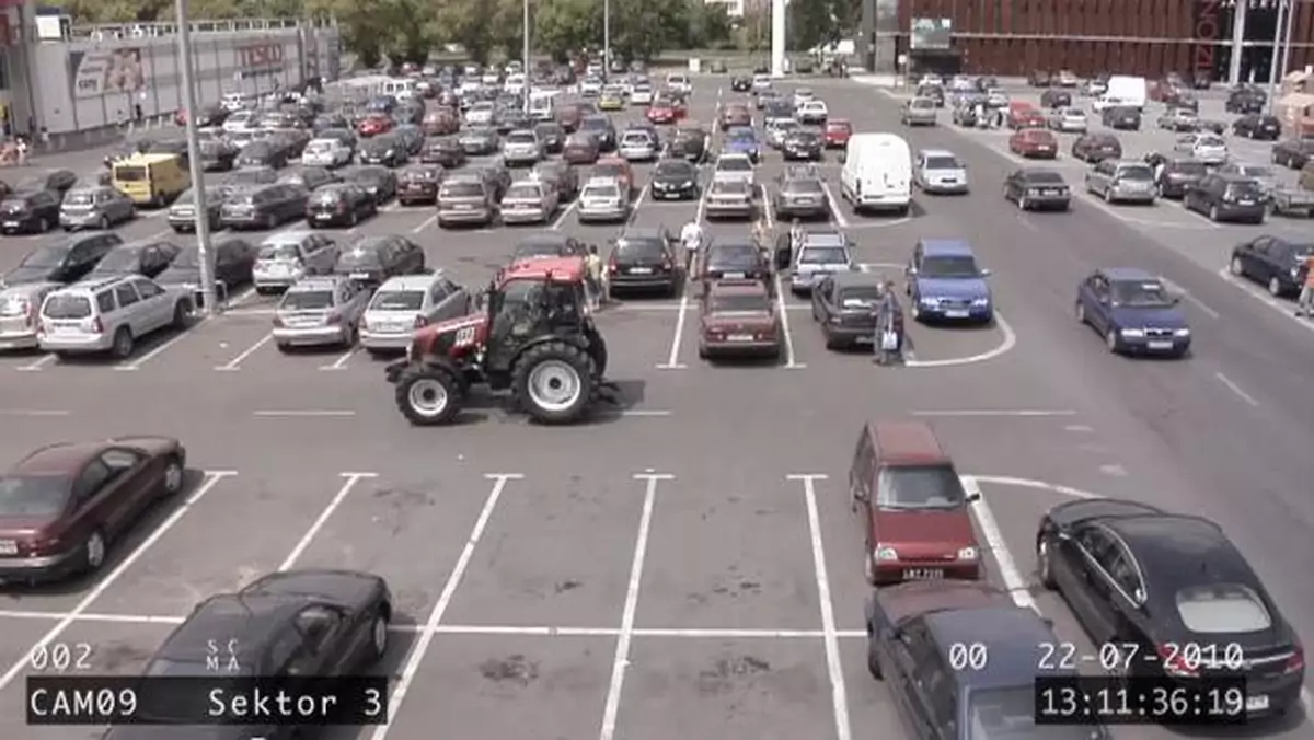 Parkowanie traktorem pod hipermarketem