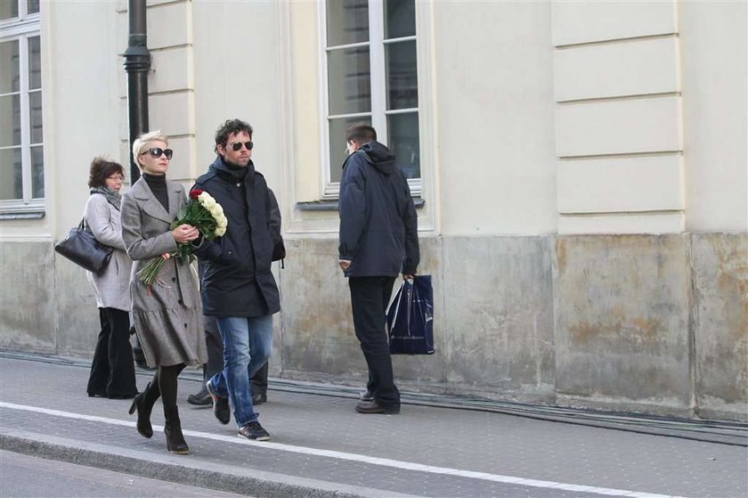 Małgorzata Kożuchowska, BArtek Wróblewski, rocznica smoleńska, kwiaty