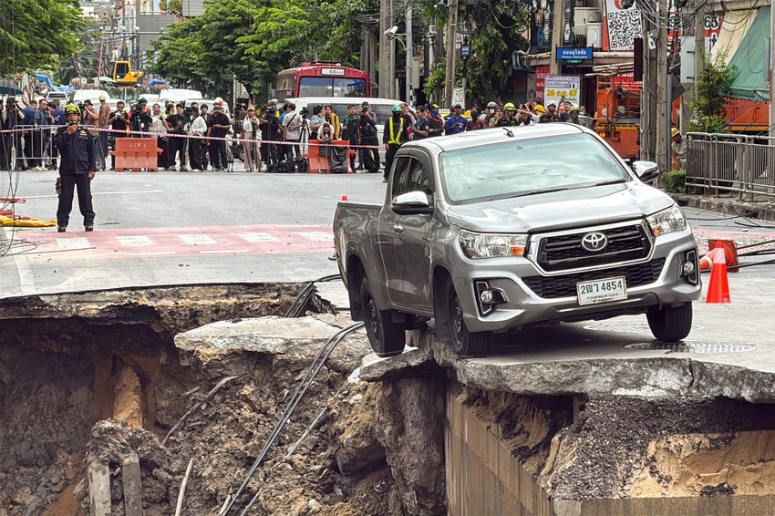 Vozač ovog automobila imao je sreće kada je njegovo vozilo ostalo na rubu kratera