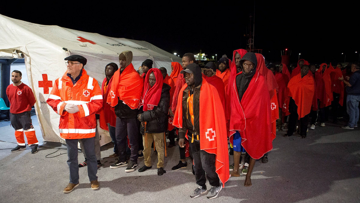 RFN przyjmie jedną czwartą uchodźców uratowanych u wybrzeży Włoch. Taką deklarację złożył minister spraw wewnętrznych Horst Seehofer w wywiadzie dla "Sueddeutsche Zeitung". Rząd RFN do tej pory przyjął już z Włoch około jednej czwartej rozbitków.