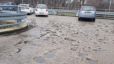 Katastrofalny stan parkingu przy przychodni na Białołęce