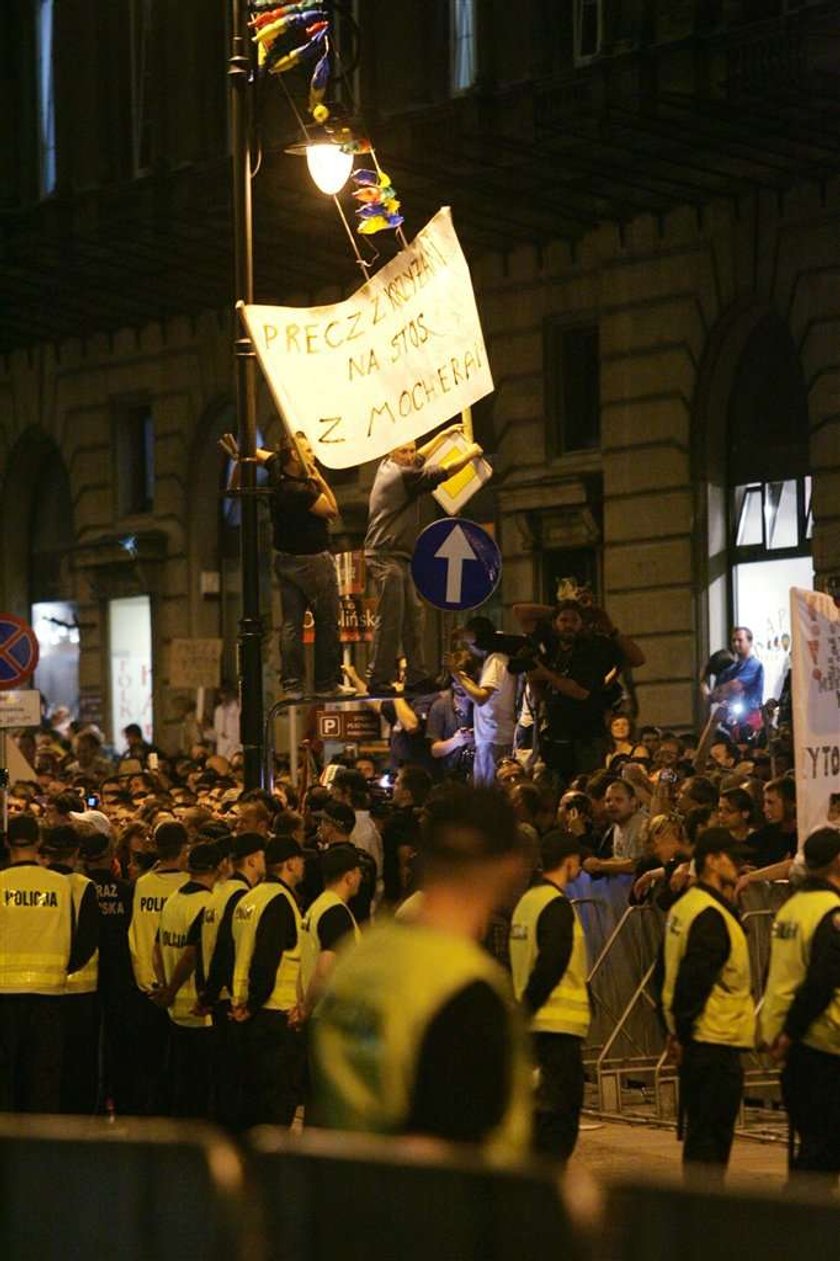 Piknik pod krzyżem przed Pałacem Prezydenckim