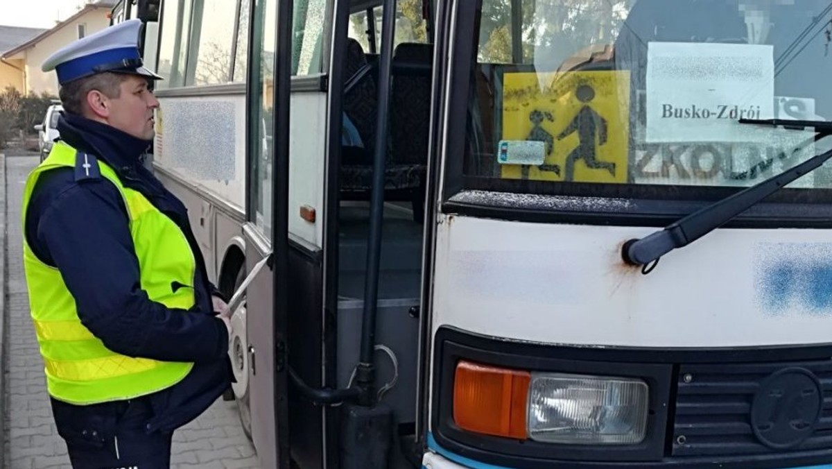 Pół promila alkoholu w organizmie miał kierowca szkolnego autobusu, który przywiózł dzieci do jednej ze szkół w okolicach Buska-Zdroju. Policjanci, którzy dziś rano prowadzili działania pod kryptonimem "Gimbus", zatrzymali mu prawo jazdy oraz dowód rejestracyjny za stwierdzone usterki.