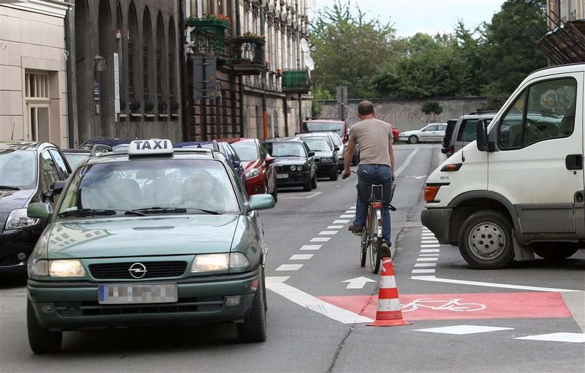 Uwaga kierowcy! Przez rowerzystów zwężają nam drogi