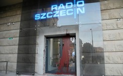 Wejście do Radia Szczecin oblano czerwoną farbą