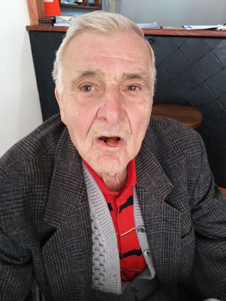 Čantrić sa košpom šljive u ustima