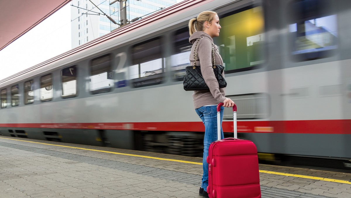 Nowy peron, wiaty, ławki czy gabloty informacyjne. Tak jeszcze w grudniu będzie wyglądać stacja Włoszczowa, a także Kielce Herbskie, gdzie dodatkowo przebudowywana jest też kładka nad torami. Tylko te inwestycje, prowadzone przez PKP Polskie Linie Kolejowe S.A. pochłoną blisko 5 mln zł.